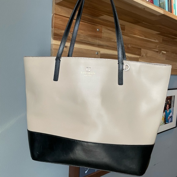 kate spade Handbags - ⭐️Sale ⭐️ 👜 Kate ♠️ Spade Tote with Zipper